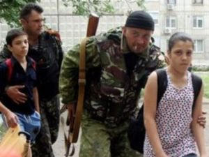 Вооруженные представители ДНР насильно вывозят в Россию детей из Марьинского интерната