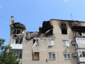 В Марьинке много людей все еще остается под завалами домов