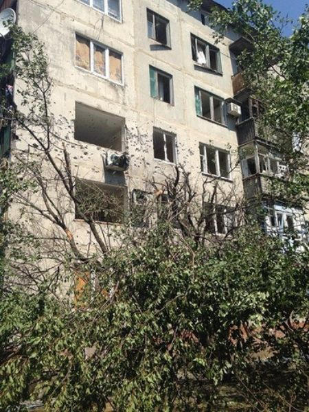 В Красногоровке в результате артобстрела повреждены жилые дома (фото, видео)