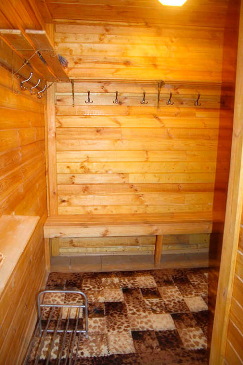 Раздевалка в бане № 2 на базе отдыха "Дубровка"
