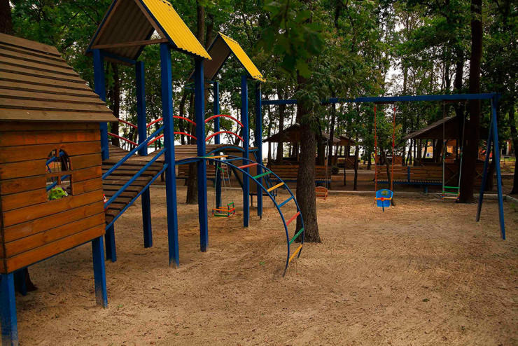 Детская площадка на базе отдыха "Дубровка"