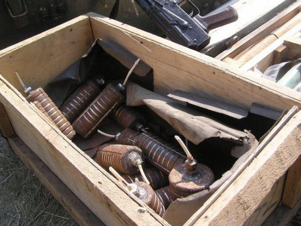 В Красногоровке военные обнаружили склад оружия, боеприпасов и взрывчатки (фото)