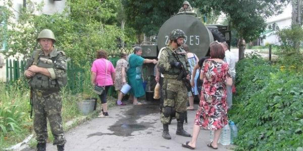 Украинские военные оказывают помощь жителям Красногоровки (фото)