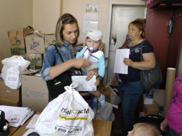 В Курахово беженцы получили продуктовые наборы и комплекты для гигиены (фото)