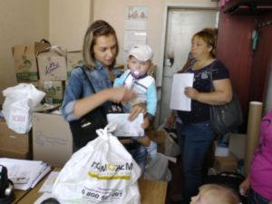 В Курахово беженцы получили продуктовые наборы и комплекты для гигиены (фото)