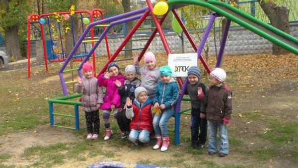 ДТЭК помог обустроить площадки для детей в Курахово (фото)