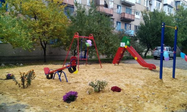 Сергей Сажко принял участие в открытии новых детских площадок в Курахово (фото)