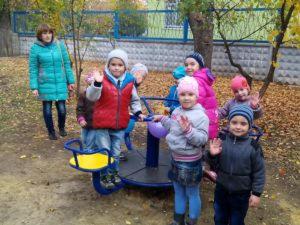 Сергей Сажко принял участие в открытии новых детских площадок в Курахово (фото)