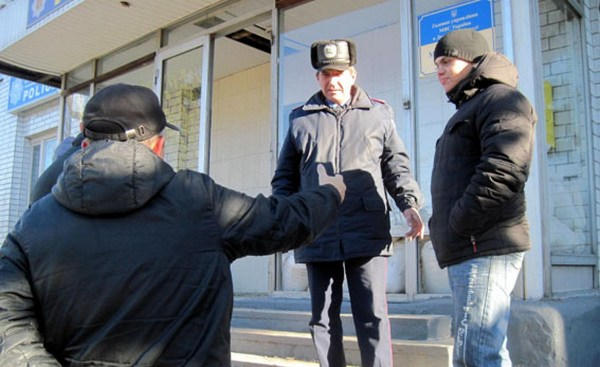Милиция пытается наладить мирную жизнь в прифронтовой Марьинке