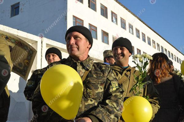 Днепропетровщина торжественно встретила героев, которые защищали Курахово, Красногоровку и Марьинку (фото)