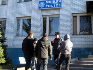 Милиция пытается наладить мирную жизнь в прифронтовой Марьинке