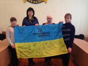 Боевое знамя из Красногоровки отправилось в путешествие по Украине