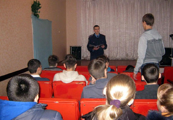 Правоохранители провели беседу со школьникам Курахово