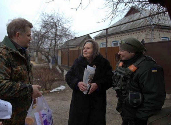 Военные вместе с волонтерами продолжают активно помогать жителям полуразрушенной Марьинки