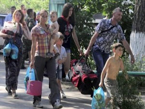 100 переселенцев Марьинского района получат по 300 долларов гуманитарной помощи