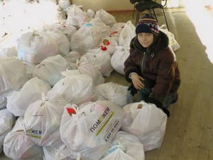 Гуманитарный штаб “Поможем” раздает продуктовые наборы переселенцам в Курахово и Марьинском районе