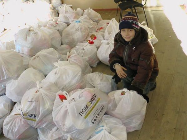 Гуманитарный штаб "Поможем" раздает продуктовые наборы переселенцам в Курахово и Марьинском районе