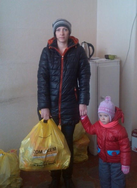 В Курахово маленькие переселенцы получили наборы детского питания и памперсы
