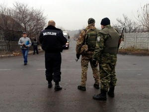 Правоохранители с военными патрулируют Марьинку и отлавливают мародеров