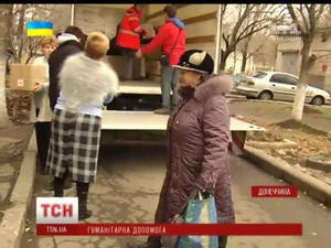 В Угледаре большинство беженцев поддерживают ДНР и со скандалом делят гуманитарную помощь из Украины