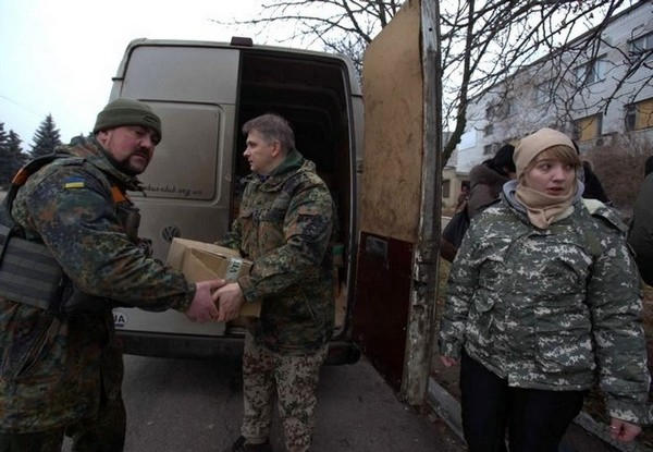 Военные вместе с волонтерами продолжают активно помогать жителям полуразрушенной Марьинки