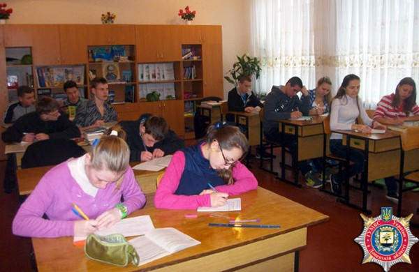Дети, эвакуированные из Красногоровки и Марьинки, живут и учатся в Никополе
