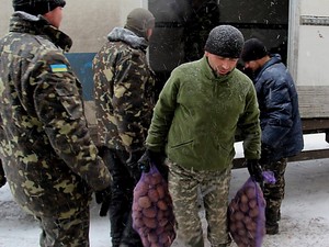Украинские военные передали гуманитарную помощь жителям прифронтовой Красногоровки