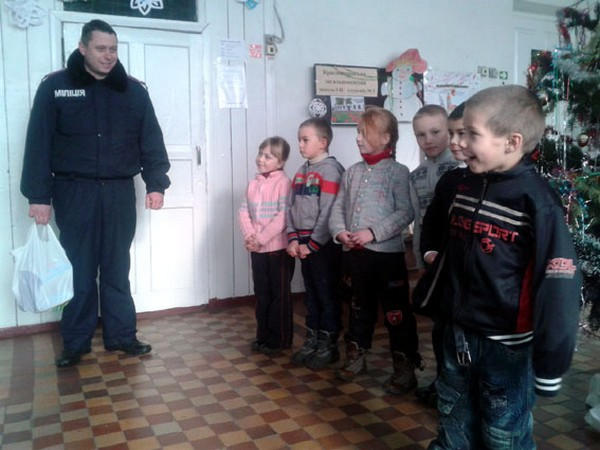 Марьинские правоохранители подарили новогодние подарки школьникам Красногоровки