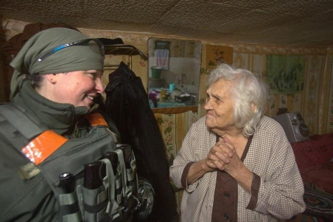 Украинские военные посетили ветеранов в Марьинке