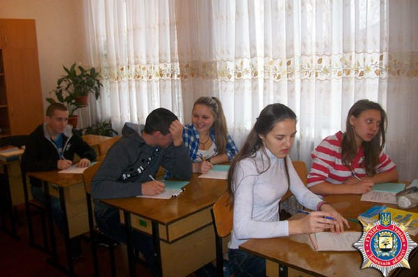 Дети, эвакуированные из Красногоровки и Марьинки, живут и учатся в Никополе