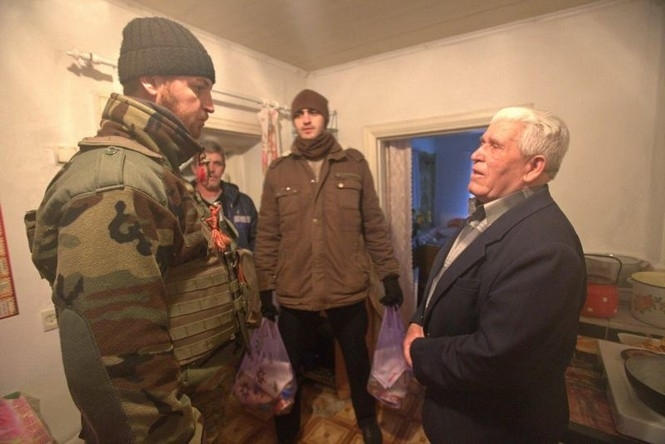 Жителям разрушенной Марьинки помогают военные