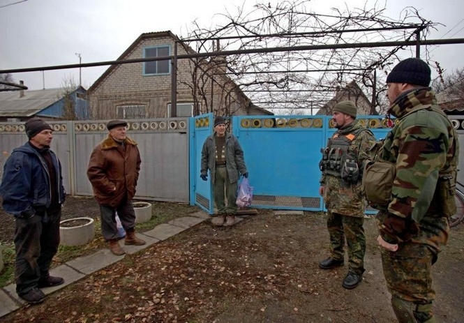 Военные помогают жителям Марьинки
