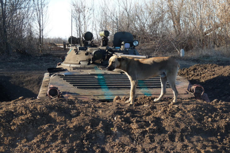 Украинская бронетехника защищает Марьинский район