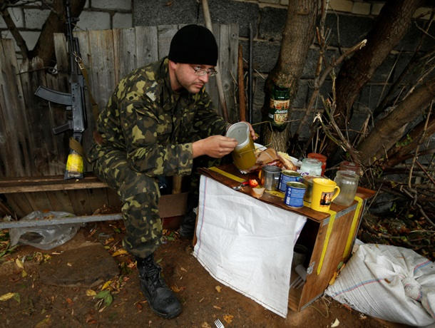 Село Луганское: быт украинских военных