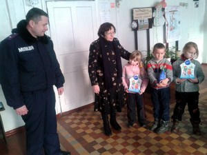 Марьинские правоохранители подарили новогодние подарки школьникам Красногоровки