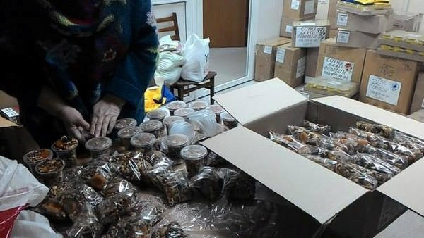 Хозяюшки накормят украинских военных в Марьинском районе домашней едой