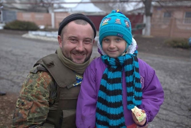 Украинские военные помогают жителям Марьинки