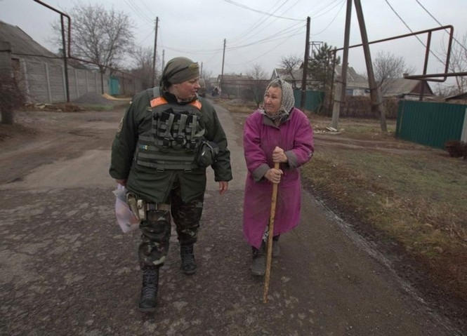 Волонтеры и военные помогают жителям Марьинки