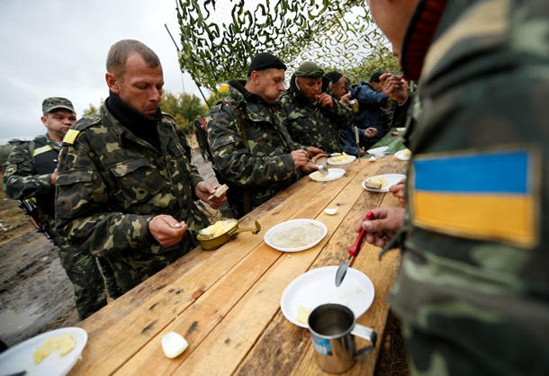 Как живут украинские военные в селе Луганское