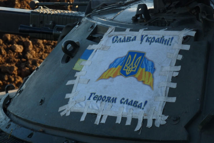 Украинская бронетехника на второй линии обороны