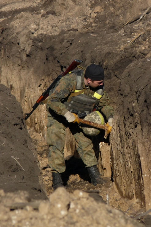 Военные копают окопы в районе Курахово