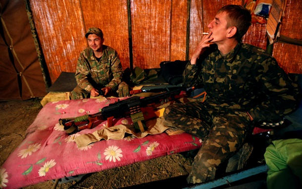 Село Луганское: быт украинских военных