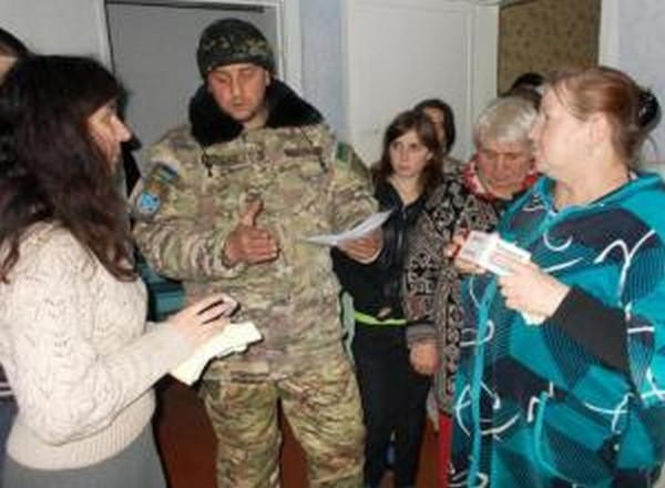 Беженцы из Красногоровки и Марьинки получили гуманитарную помощь от военных