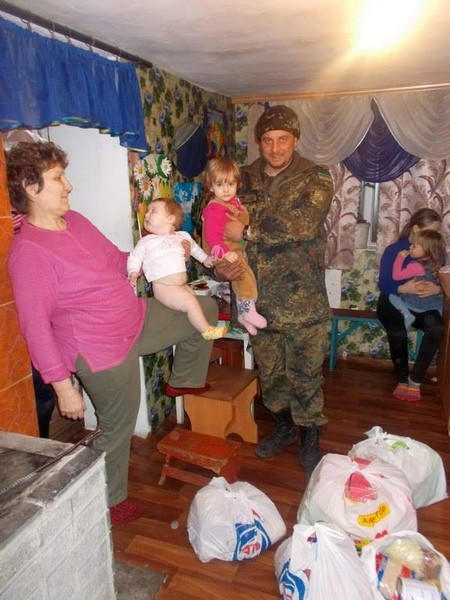 Волонтеры с военными доставили гуманитарную помощь в разрушенную войной Красногоровку
