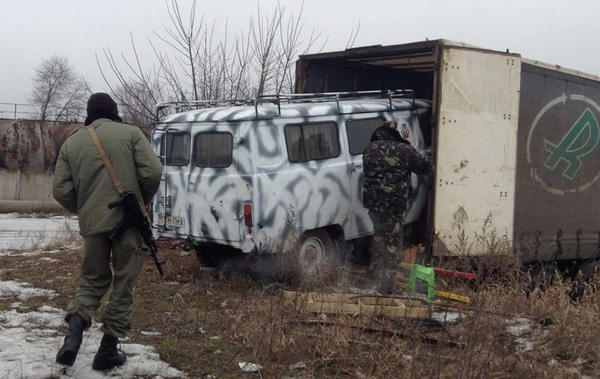 Волонтеры доставили украинским военным в Курахово автомобили, одежду, продукты и детские рисунки