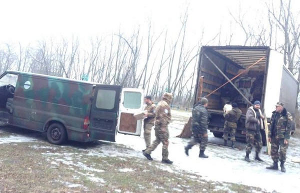 Волонтеры доставили украинским военным в Курахово автомобили, одежду, продукты и детские рисунки
