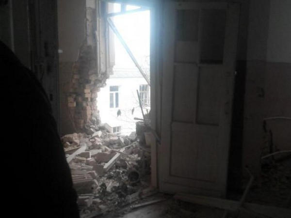В результате артобстрелов Красногоровки пострадали жилые дома и школа