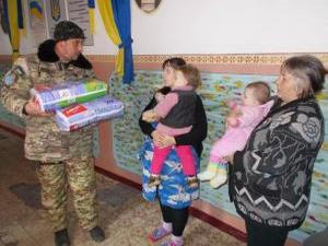Беженцы из Красногоровки и Марьинки получили гуманитарную помощь от военных