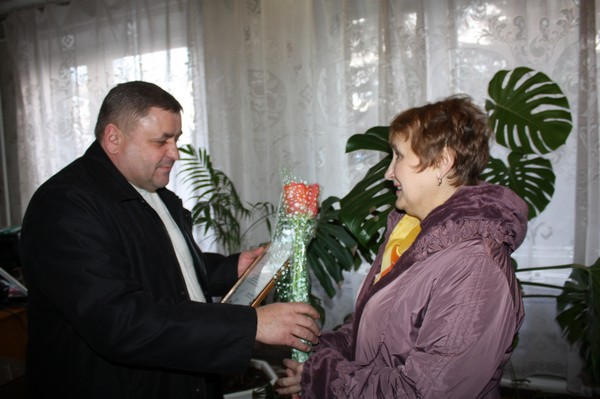 Сергей Сажко лично поздравил представительниц прекрасного пола с праздником
