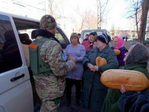Жители Красногоровки и Марьинки получили гуманитарную помощь от украинских военных